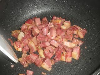 Linguine sobre cama de cebolla caramelizada al Oporto, coronados con una crema de manzana y confit de pato, finalizados con una reducción de Oporto