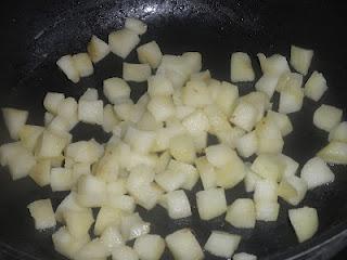 Linguine sobre cama de cebolla caramelizada al Oporto, coronados con una crema de manzana y confit de pato, finalizados con una reducción de Oporto