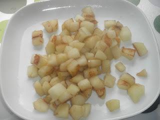 Linguine sobre cama de cebolla caramelizada al Oporto, coronados con una crema de manzana y confit de pato, finalizados con una reducción de Oporto