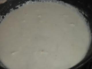 Linguine sobre cama de cebolla caramelizada al Oporto, coronados con una crema de manzana y confit de pato, finalizados con una reducción de Oporto