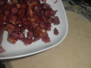 Linguine sobre cama de cebolla caramelizada al Oporto, coronados con una crema de manzana y confit de pato, finalizados con una reducción de Oporto