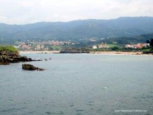 Playa de La Isla en Colunga: Vista desde el paseo hacia urbanización