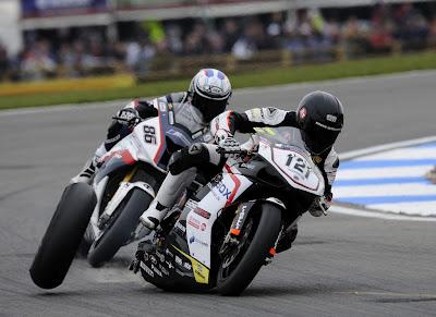 Berger pierde una rueda, Superbikes en Donington Park