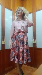 FALDA CON ESTAMPADADO DE HOJAS