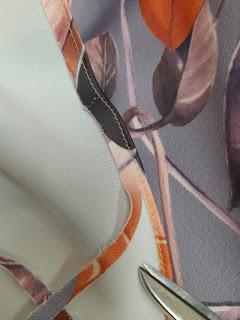 FALDA CON ESTAMPADADO DE HOJAS