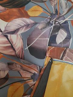 FALDA CON ESTAMPADADO DE HOJAS