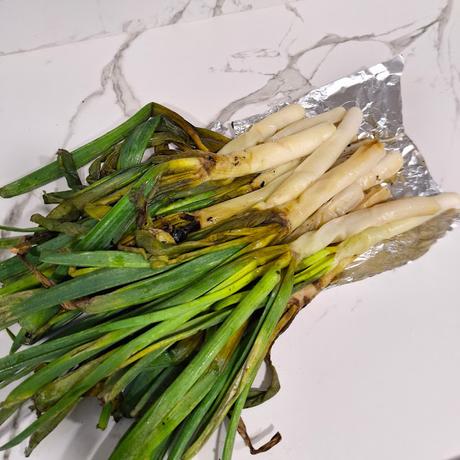 Tortilla de Calçots a la brasa en su salsa