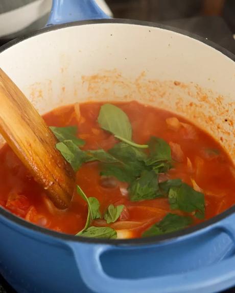 albahaca fresca en salsa de tomate