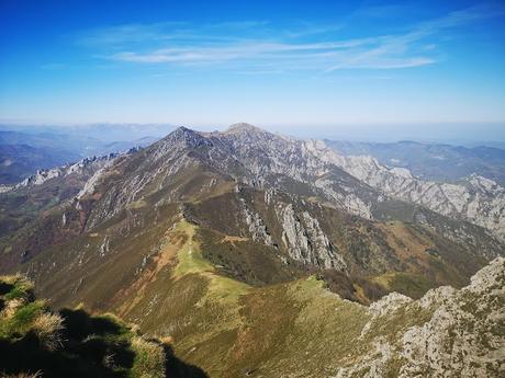 La Forcada y el Cuetu Santibánes (Cuchu) desde Pelluno