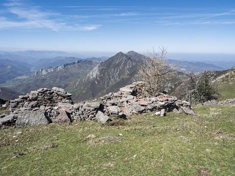 La Forcada y el Cuetu Santibánes (Cuchu) desde Pelluno