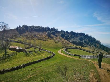 La Forcada y el Cuetu Santibánes (Cuchu) desde Pelluno