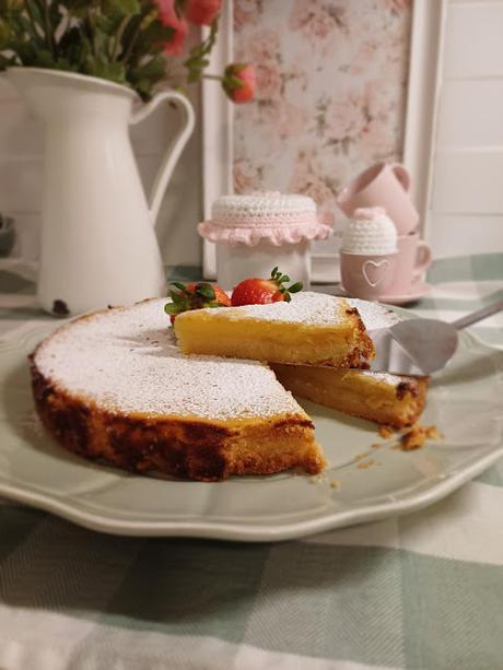 tarta de limón emplatada en plato verde