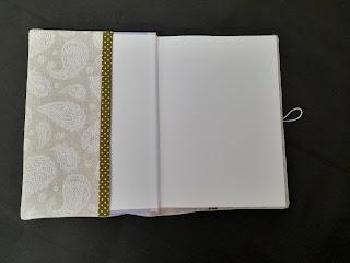 FORRANDO CUADERNOS Y LIBRETAS
