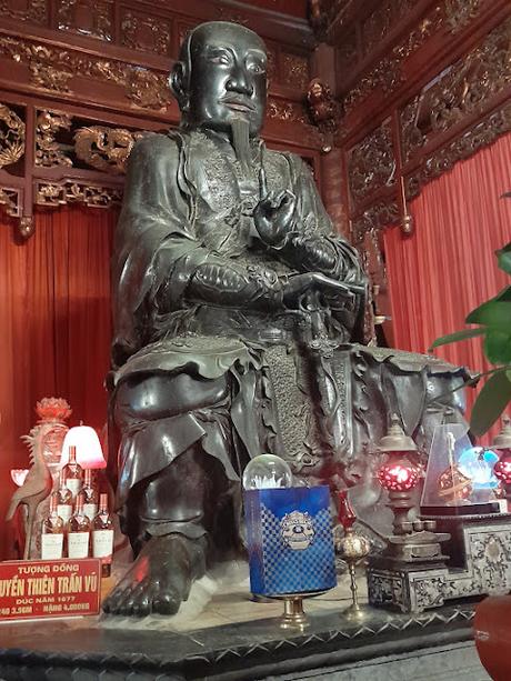 Estatua de Buda en el templo Tran Vu en Hanoi Vietnam
