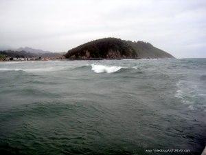 Playa de Santa Marina en Ribadesella: Oleaje en playa surfera