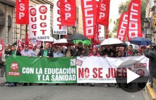Y con la que estaba callendo, salimos a la calle porque nos tratan de imponer un nuevo modelo de democracia y de sociedad.