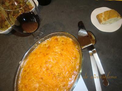 Pastel de carne y puré de patatas con pimientos y avellanas