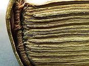 vuelta, libro bajo brazo