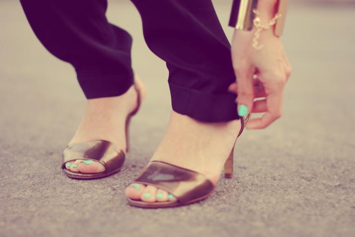 outfit with gold sandals and mint colour nails in fashion blog