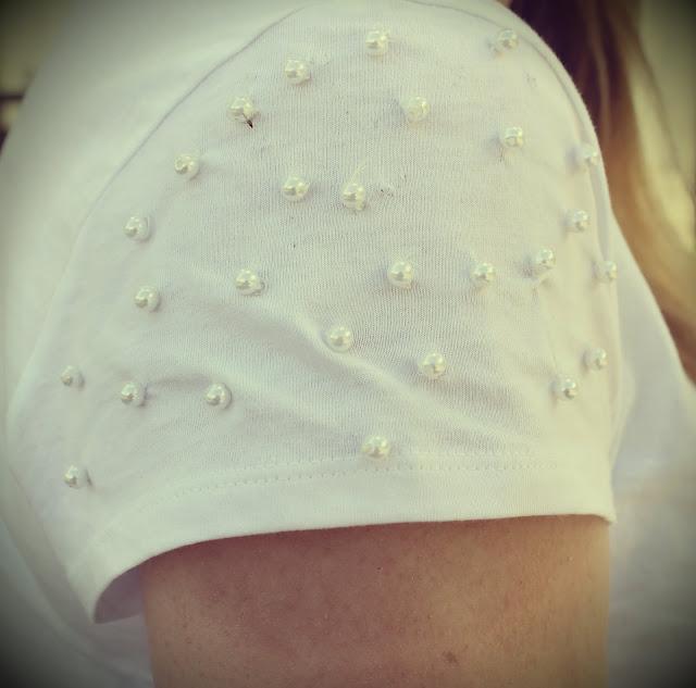 DIY Moda - Camiseta blanca con mangas de perlas