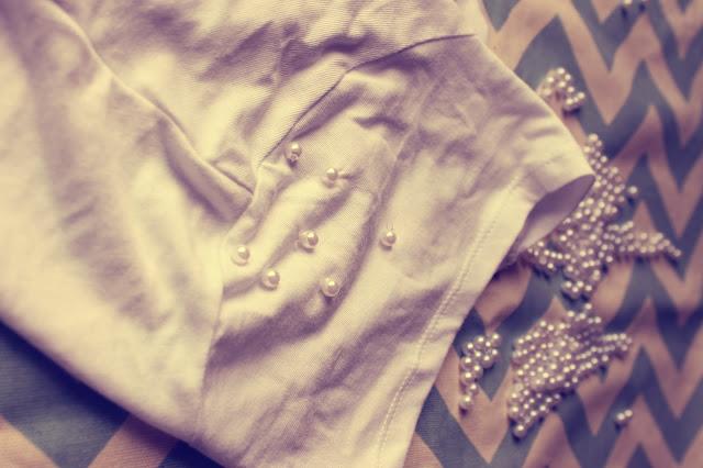 DIY Moda - Camiseta blanca con mangas de perlas