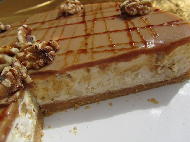 Tarta de queso, miel y nueces