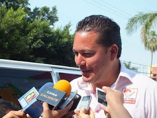 Julio Yáñez ofrece apoyo al candidato en Emiliano Zapata, tras agresión en su domicilio
