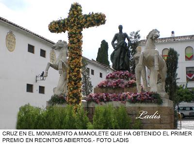 FESTIVIDAD DE LA CRUZ DE MAYO EN CÓRDOBA: LA CRUZ INSTALADA EN EL MONUMENTO A MANOLETE LOGRA EL PRIMER PREMIO