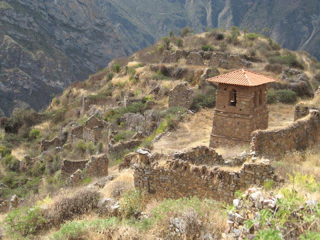 CAMINANDO HACIA UN PUEBLO FANTASMA: HUAQUIS