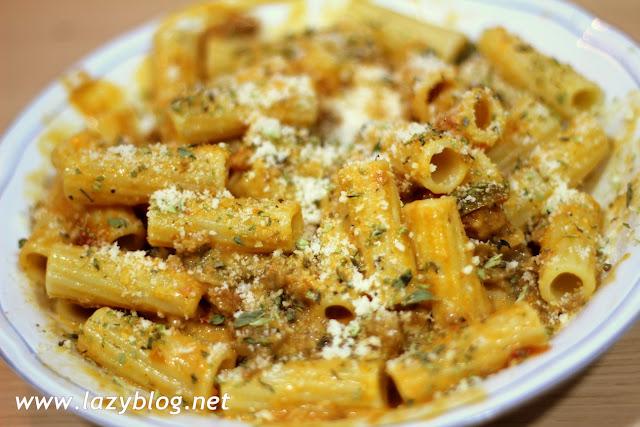 Helicoidales con carne picada y berenjenas. Receta de pasta