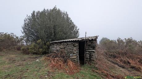 PEÑA VENTANA desde OTÁS, Cangas del Narcea Cabaña a pies de Peña Ventana