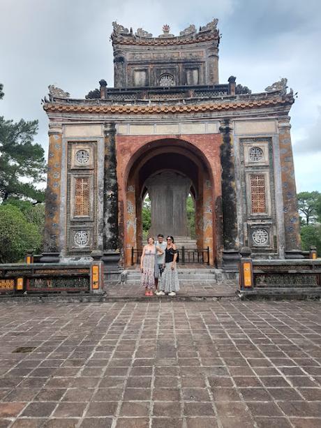 ViajandoODVYRCL frente al templo en la tumba del emperador Tu Duc en Hue Vietnam