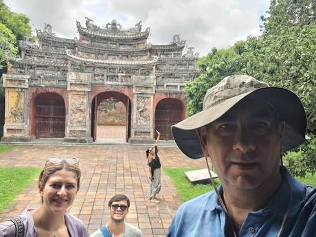 ViajandoODVYRCL frente a una pagoda dentro de la Ciudadela Imperial de Hue Vietnam
