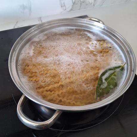 Pasta con crema de queso, alcachofas y crujiente de jamón de Bellota