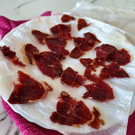 Pasta con crema de queso, alcachofas y crujiente de jamón de Bellota
