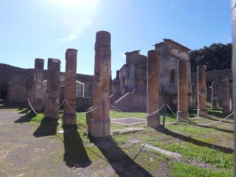 Pompeya VI: del Odeón al templo de Isis, entre espectáculo y misterio