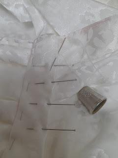 CON VOLANTITOS PLISADOS