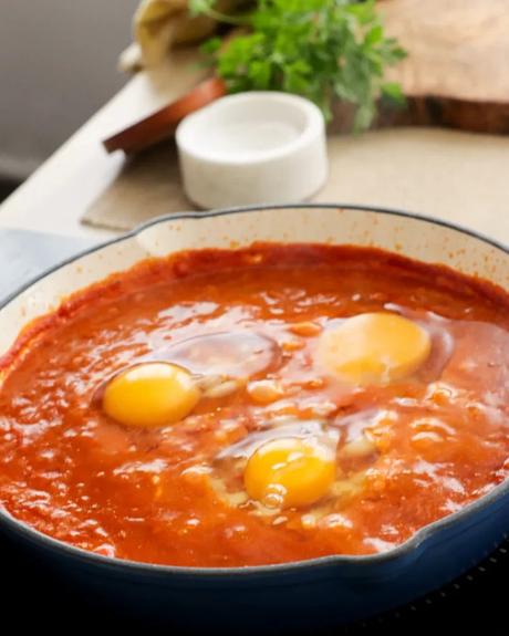 añadir los huevos a la salsa