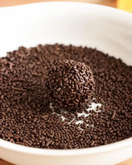 cubrir con granas de chocolate