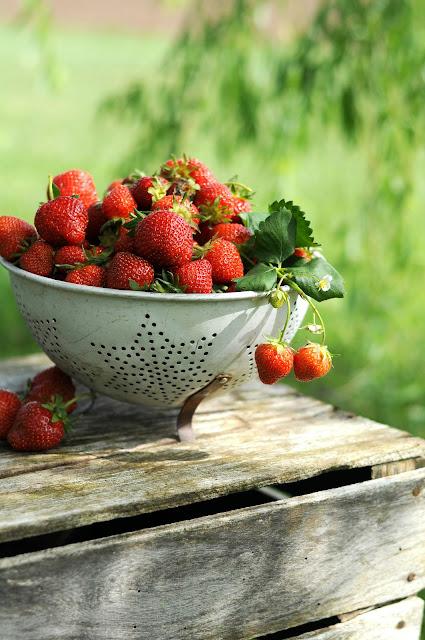Escurridor con fresas en su interior