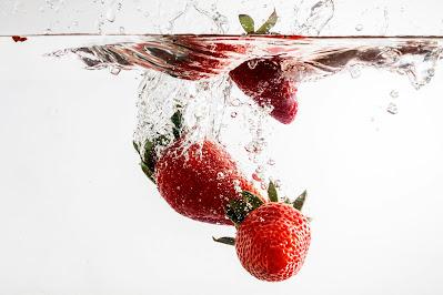 Fresas sumergidas en agua