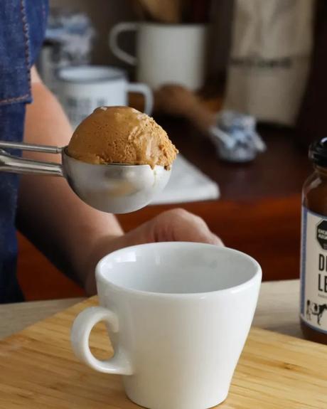 colocar helado en taza de cafe