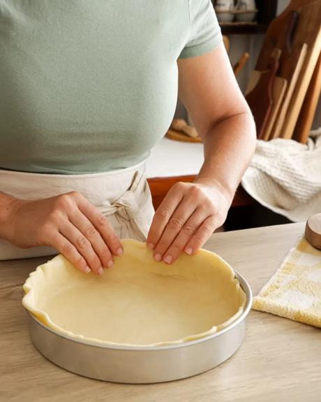 cubrir molde con masa para tarta