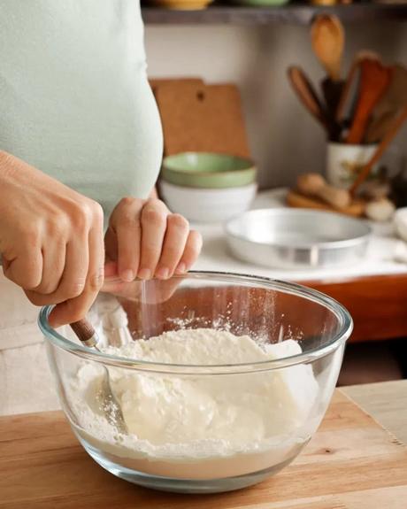 mezclar ingredientes de la masa