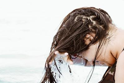 Mujer con el cabello mojado