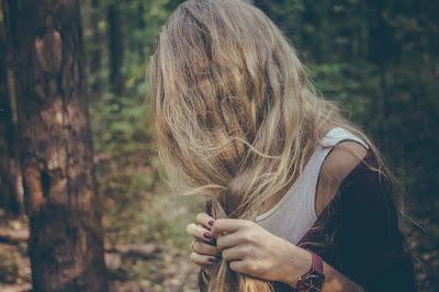 Mujer con una larga melena rubia, pero deshidratada