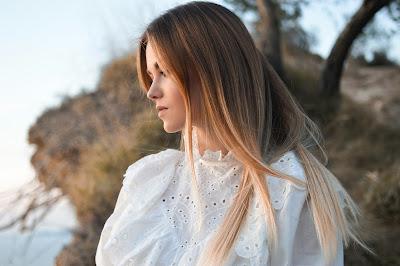 Mujer con cabello liso y muy largo