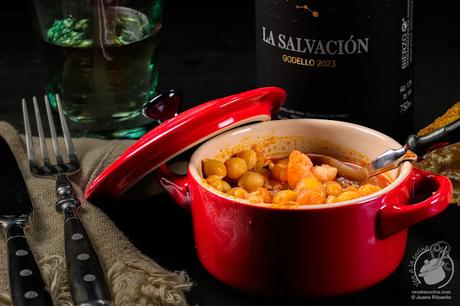 Guiso de garbanzos con langostinos