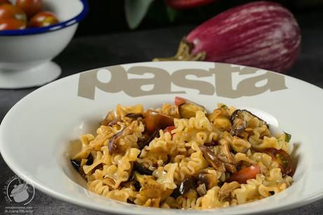 Ensalada tibia de pasta y berenjena