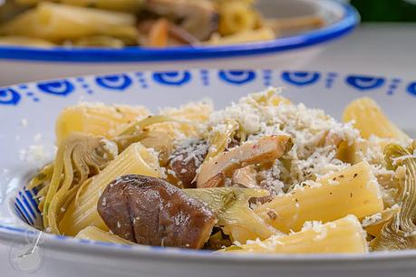 Macarrones con alcachofas y setas